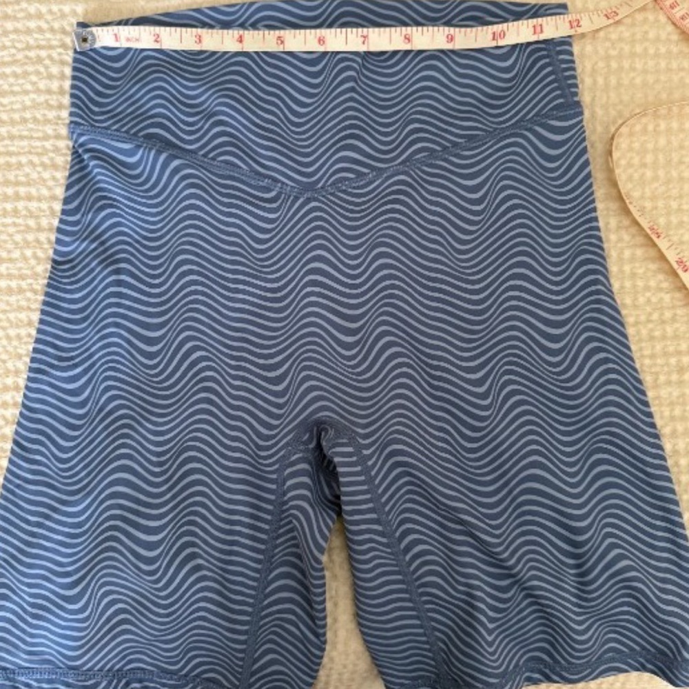 Balance Athletica Vitality Bike / Workout Shorts in Cloud Wavy Blue Size Small
